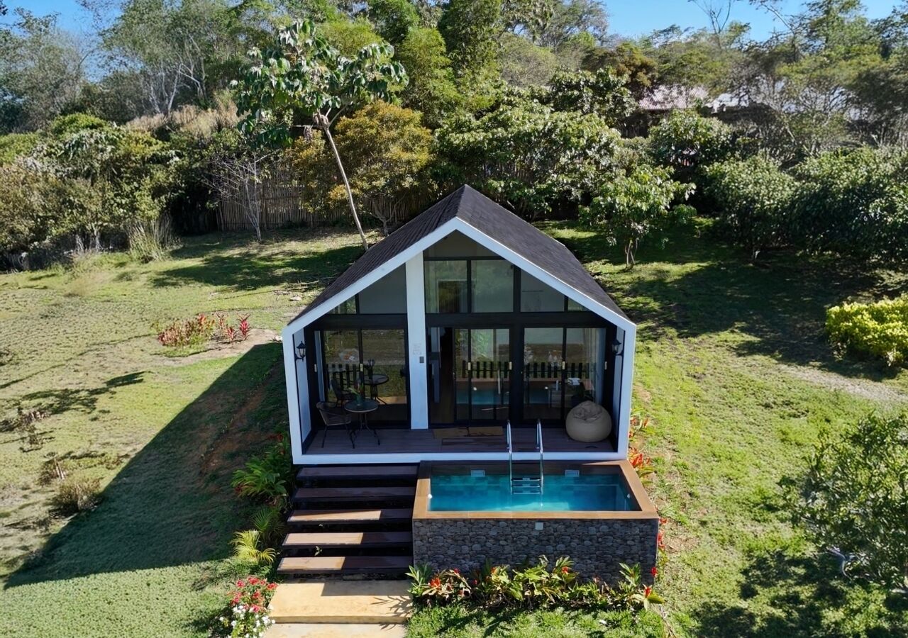 Nhà có thiết kế đặc sắc, 1 giường cỡ queen, hồ bơi riêng, quang cảnh vườn | Bộ trải giường bằng vải cotton Ai Cập, bộ đồ giường cao cấp 