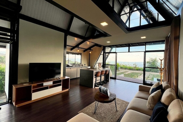 Småhus – premier, privat basseng, dalutsikt | Oppholdsområde | En 43-tommers smart-TV med kabel-kanaler samt Netflix og fotballspill