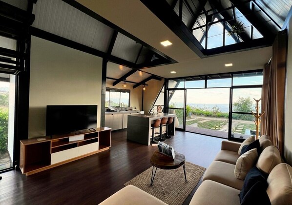 Casa rural Premier, piscina privada, vistes a la vall | Sala d'estar | Televisor intel·ligent, Netflix, futbolí i serveis de streaming 