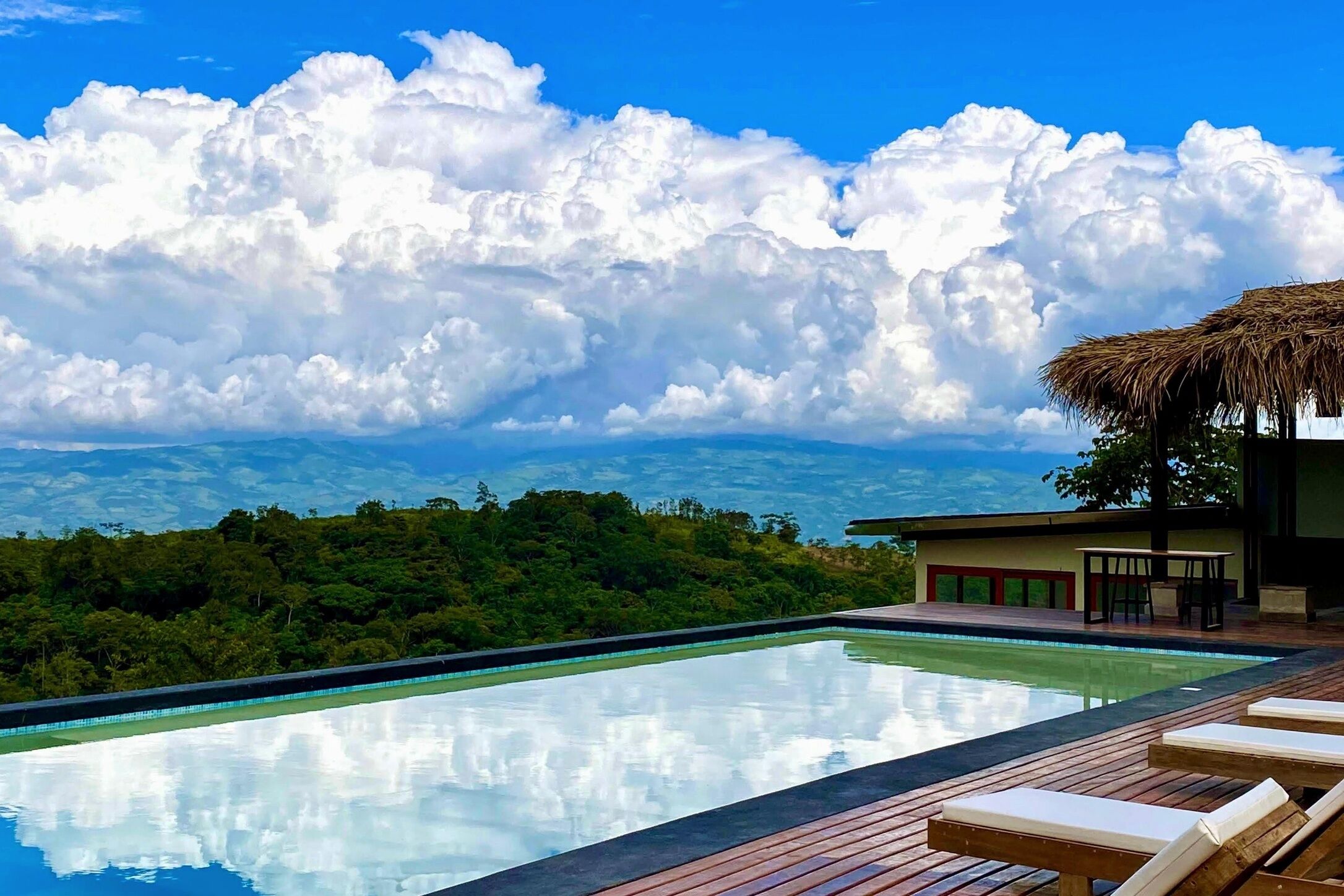 Una piscina al aire libre
