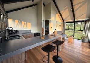 Frigobar, cafetera expreso, silla alta para bebés, utensilios de cocina