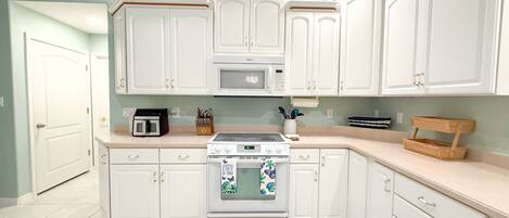 Micro-ondes, four, plaque de cuisson, lave-vaisselle