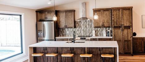 Refrigerador, microondas, horno y parrilla de estufa