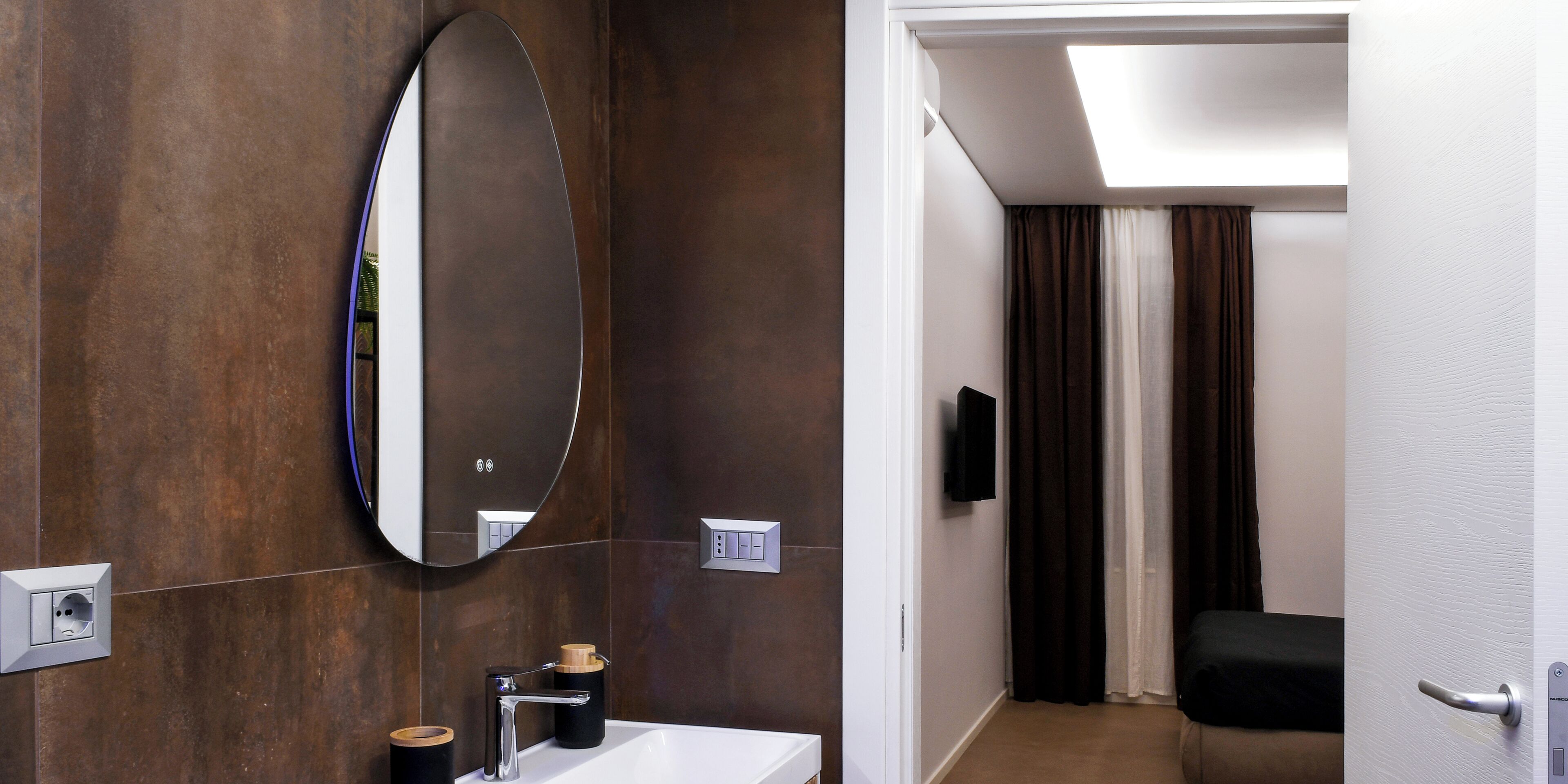 Douche, sèche-cheveux, bidet, serviettes fournies