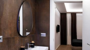 Douche, sèche-cheveux, bidet, serviettes fournies