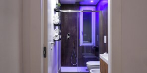 Dusche, kostenlose Toilettenartikel, Haartrockner, Bademäntel