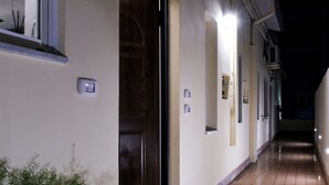 A narrow hallway with doors on both sides, illuminated by overhead lights. - CASA VACANZA BENVENUTO
2-bedroom,2-bathroom apartament in adorable Salerno (Salerno)
