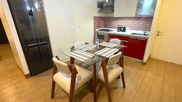 Cafetera y tetera, refrigerador, microondas y horno