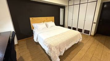 1 habitación, escritorio, tabla de planchar con plancha y wifi gratis