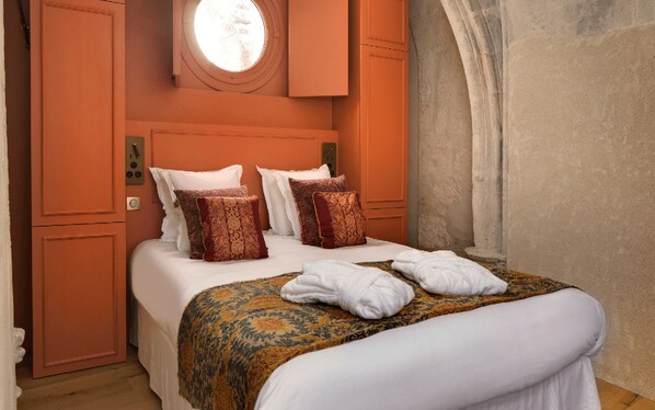 1 bedroom, iron/ironing board, internet, bed sheets