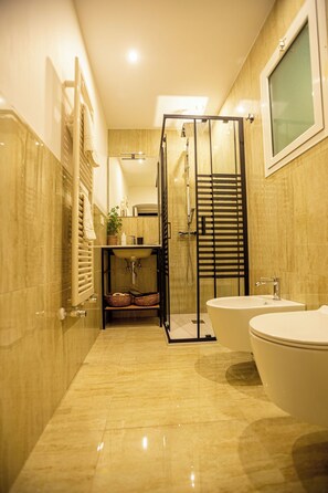 ヘアドライヤー、タオル、石鹸、トイレットペーパー