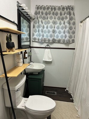 Serviettes fournies, savon, papier toilette