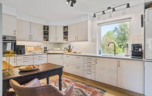 Fridge, microwave, oven, stovetop - Gorgeous home in ålbæk with WiFi (Ålbæk)
