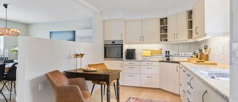 Fridge, oven, stovetop, dishwasher