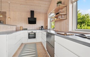 Réfrigérateur, un four, surface de cuisson, lave-vaisselle