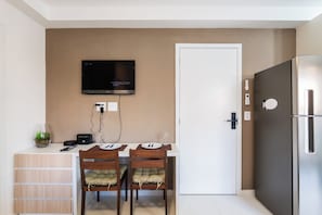 Laptop workspace, blackout drapes, iron/ironing board, free WiFi