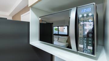 Geladeira, micro-ondas, cooktop, talheres/pratos/utensílios de cozinha