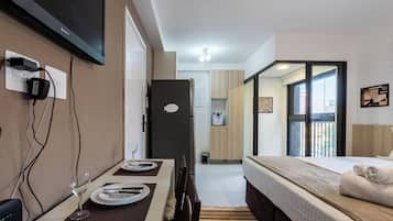 Laptop workspace, blackout drapes, iron/ironing board, free WiFi