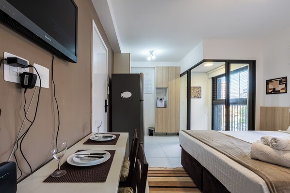 Espacio para trabajar con laptop y cortinas blackout 