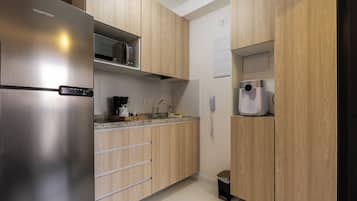 Fridge, microwave, stovetop, cookware/dishes/utensils