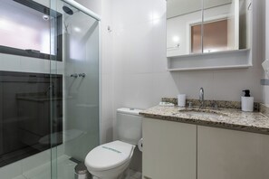 Een douche, gratis toiletartikelen, handdoeken, zeep