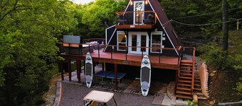 Secluded Lake Retreat • Hot Tub, Fire Pit, Golf Cart + Mini Golf