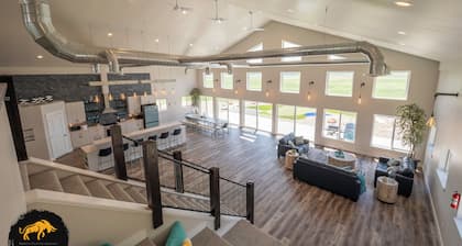 Waves of Wyoming 116 Acre Retreat. Themed Rooms. Putting Green. Glendo Reservoir