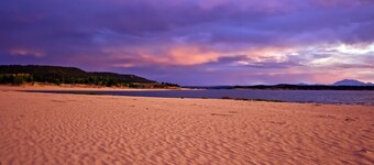 Waves of Wyoming 116 Acre Retreat. Themed Rooms. Putting Green. Glendo Reservoir