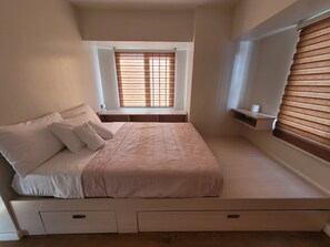 2 bedrooms, iron/ironing board, WiFi, bed sheets
