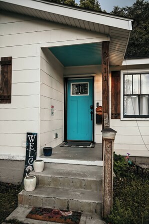 Exterior detail - Sweet Home on Alabama (Savannah)