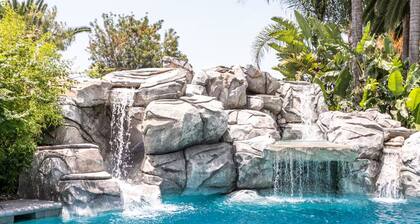 Spacious SoCal Retreat + Backyard Paradise Pool/Spa