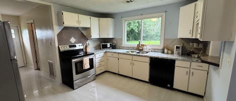 Frigorífico, microondas, horno y placa de cocina