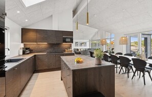 Een koelkast, een oven, een kookplaat, een vaatwasser