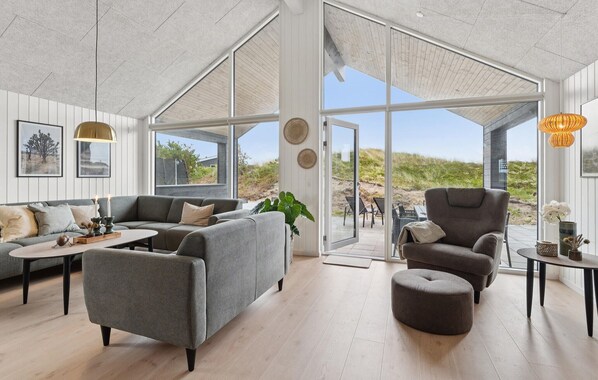 Smart-tv, een open haard, tafelvoetbal en een tafeltennistafel