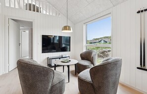 Smart TV, chimenea, futbolito y tenis de mesa