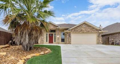 Aggie Escape 4BR+Fire Pit + Yard Games Near A&M