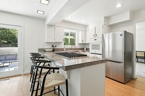 Een oven, een kookplaat, een vaatwasser