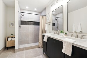 Haartrockner, Handtücher, Seife, Toilettenpapier