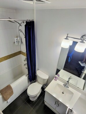 Een haardroger, handdoeken, zeep, toiletpapier