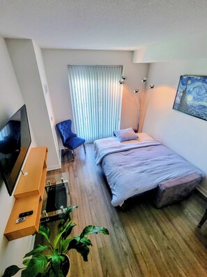 1 slaapkamer, een strijkplank/strijkijzer, gratis wifi, beddengoed