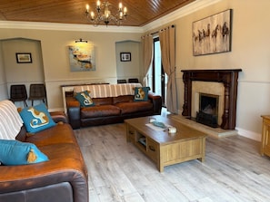 Living area - Whitepark Lodge - 5-Bed Countryside Home. Newly renovated family-friendly home (Enniskillen)