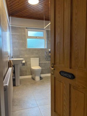Shower, hair dryer, towels, soap - Whitepark Lodge - 5-Bed Countryside Home. Newly renovated family-friendly home (Enniskillen)