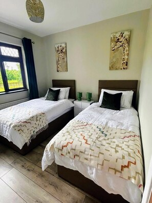 5 bedrooms, iron/ironing board, WiFi, bed sheets