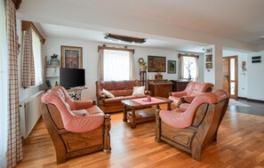 Smart TV, fireplace - 3 bedroom nice home in Novi Marof (Novi Marof)