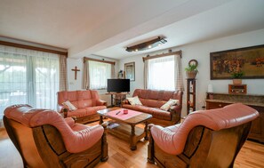 Smart TV, fireplace - 3 bedroom nice home in Novi Marof (Novi Marof)