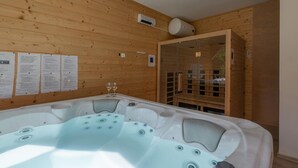 A wooden cabin with a hot tub, wooden walls, and a sauna. - Amazing home in Veselici with sauna (Veselici)