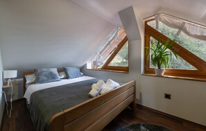 2 bedrooms, travel cot, free WiFi, bed sheets