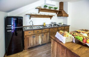 Frigorífico, placa de cocina y cafetera o tetera