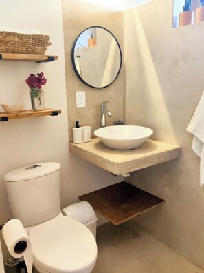 Haartrockner, Handtücher, Seife, Toilettenpapier