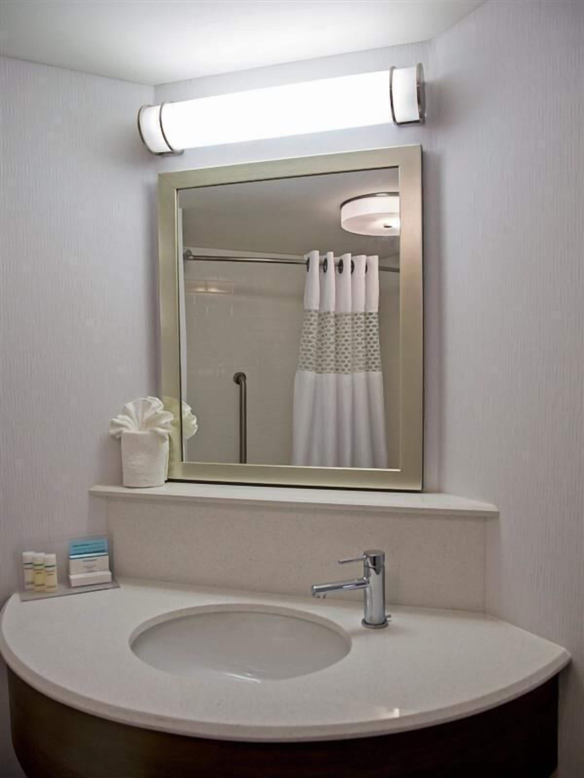 Combined shower/bathtub, free toiletries, hair dryer, towels